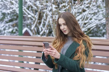 telefon ile bir bankta sürpriz kadın