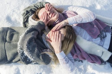 Kadınlar birbirlerine onların gözleri kapalı