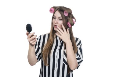 kadın makyaj aynası önünde giderir