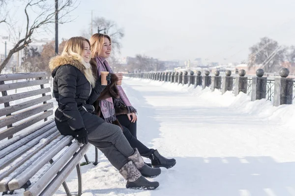 Vriendinnen lachen op de Bank — Stockfoto