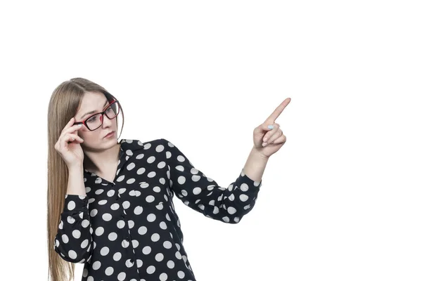 Mulher em óculos aponta para o lado — Fotografia de Stock