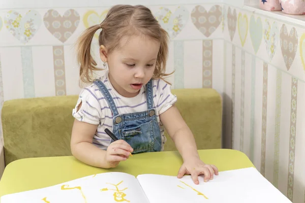 Маленькая Красивая Девочка Рисует Сидя Столом Детской — стоковое фото