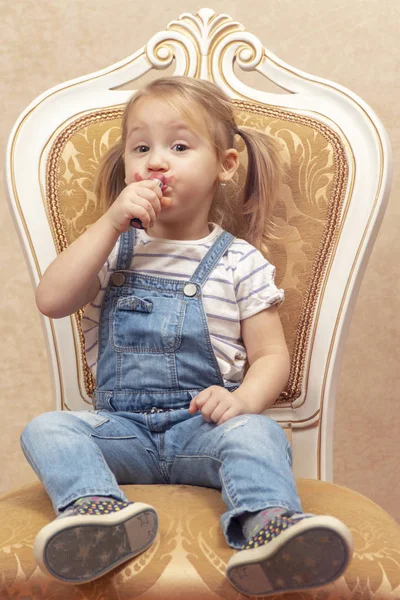 Girl trying to make up her lips — Stock Photo, Image