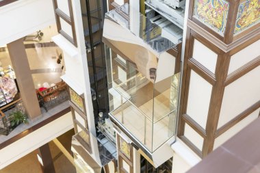 büyük bir alışveriş merkezinde güzel boş cam Asansör