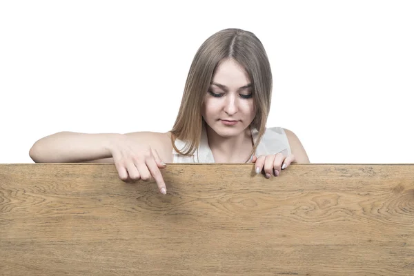 Bela Mulher Apontando Dedo Para Baixo Uma Placa Madeira Isolada — Fotografia de Stock