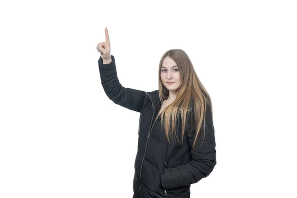 Mooie Vrouw Zwarte Winter Jas Wijst Vinger Omhoog Geïsoleerd Witte — Stockfoto