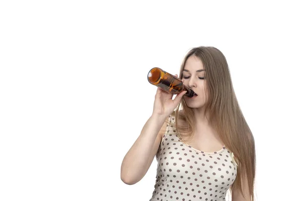 Mooie Vrouw Drinken Uit Fles Met Gesloten Ogen Geïsoleerd Witte — Stockfoto