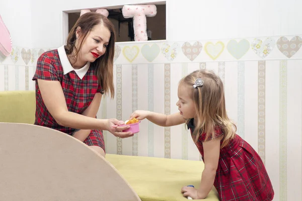 Mãe Filha Vestidos Vermelhos Brincando Cama Berçário — Fotografia de Stock