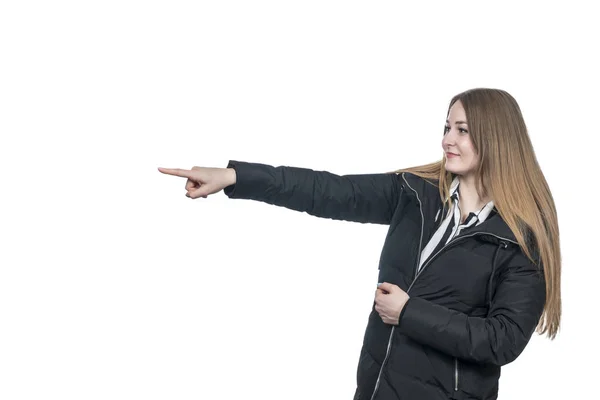 Žena v plášti ukazuje prst v side — Stock fotografie