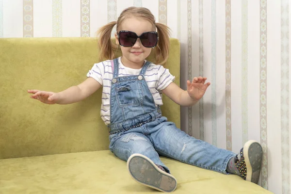 Kleine fashionista in zonnebril — Stockfoto