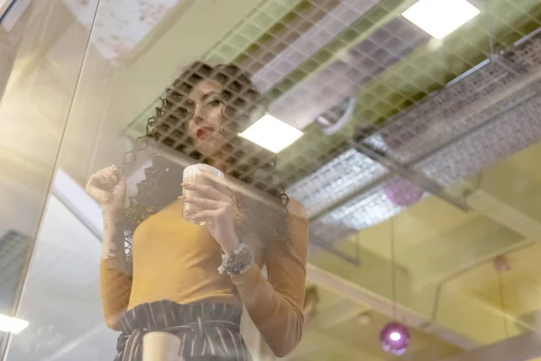 Mujer detrás de un vaso en la cafetería —  Fotos de Stock