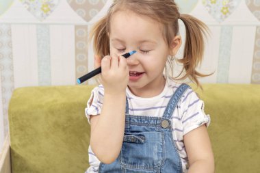 Çocuk burnunda çizer