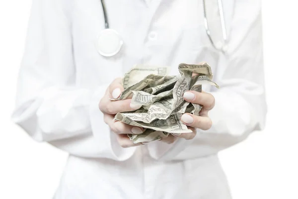 Doktor drží zmačkané peníze — Stock fotografie