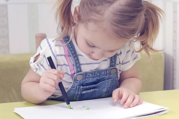 Bambino disegna in un album di disegno — Foto Stock