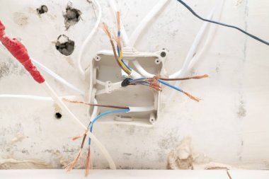 elektrik kutusu çıplak bakır teller ile dağıtma