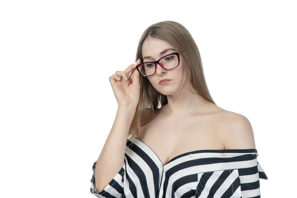 Жінка тримає окуляри — стокове фото