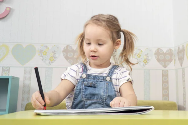 Girl draws at the table — Stock Photo, Image