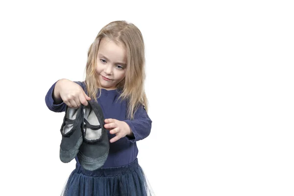 체육관 아이 손잡고 신발 — 스톡 사진