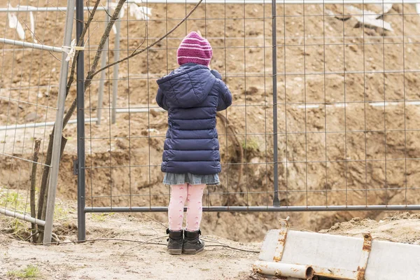 Kid at the pit fenced — Stock Photo, Image