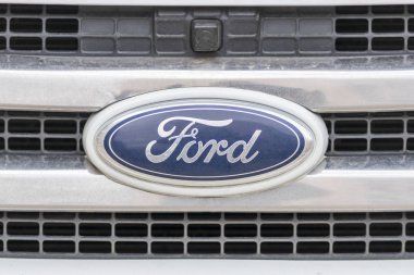 : Ukrayna Kharkov - 20 Mart 2019 Ford logo radyatör ızgarası önünde