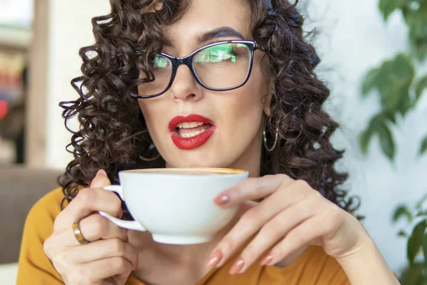 Задумчивая леди пьет кофе — стоковое фото