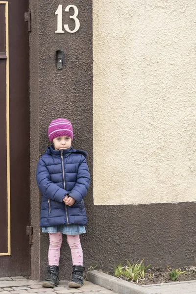 Sad child by the wall — Stock Photo, Image