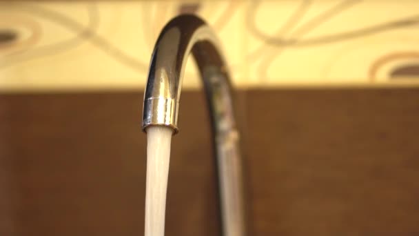 Wasser fließt aus dem Wasserhahn — Stockvideo