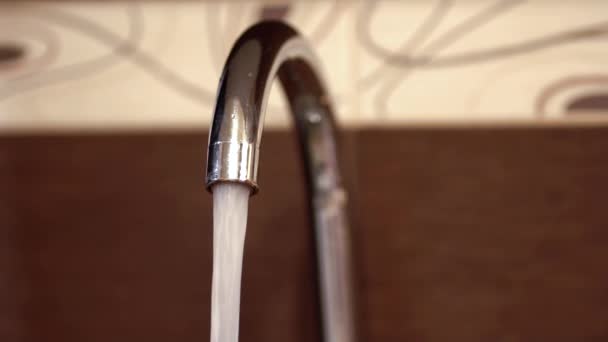L'acqua comincia a scorrere dal rubinetto — Video Stock