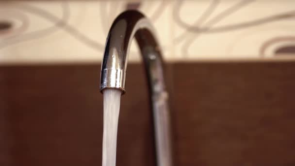 Water begins to flow from the tap — Stock Video