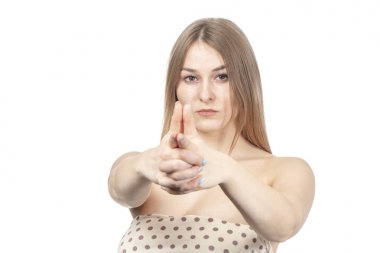 Kadın parmaklarını vuruyor.