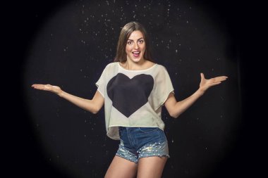 su damlaları arka planda neşeli kadın