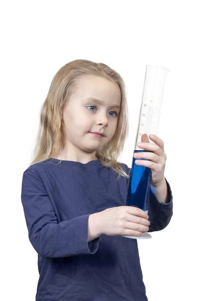 Niño está mirando el tubo de ensayo — Foto de Stock