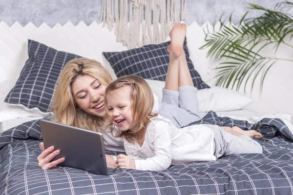 aile yatakta tablet kullanır