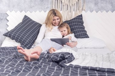 Anne ve kızı tablet vasıl arıyorsunuz