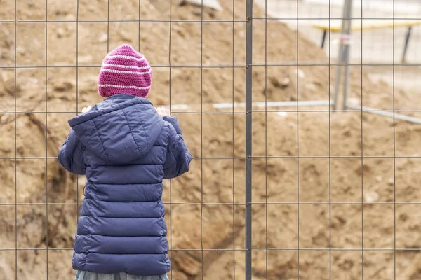 Child behind the fence — Stock Photo, Image