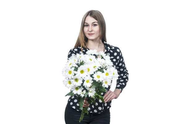 Woman holds out a bouquet of flowers — Stock Photo, Image