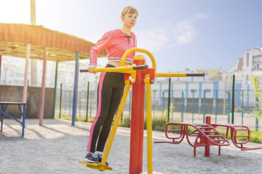 Simülatörde spor yapan kadın.