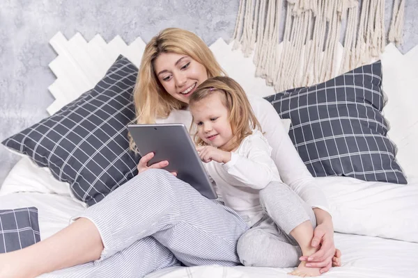 kız tablet ekranında tıklar