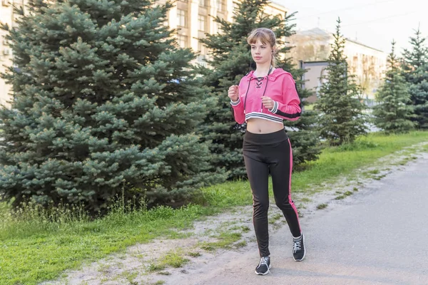 Menina com fones de ouvido corre — Fotografia de Stock