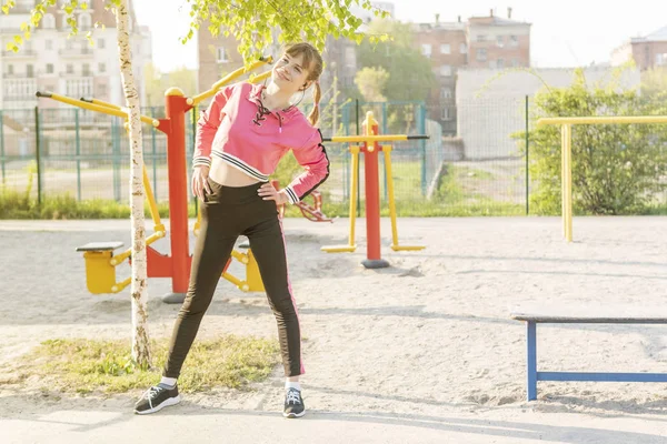 Женщина делает боковые изгибы во время упражнений — стоковое фото