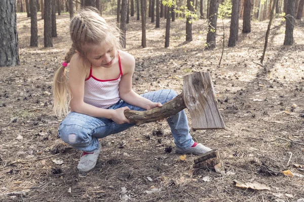 Girl imitates what cuts a stump — Stock Photo, Image