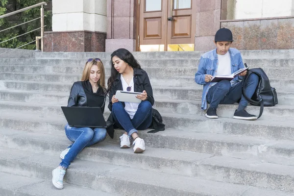 Studenti sedí na schodech — Stock fotografie