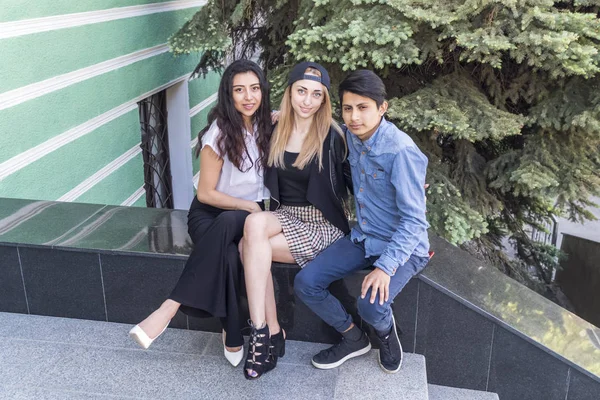 Портрет трех сидящих молодых людей — стоковое фото