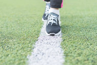 yapay çim üzerinde ayak