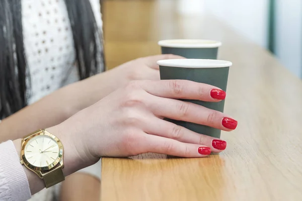 Zwei Hände mit Kaffee auf dem Tisch — Stockfoto