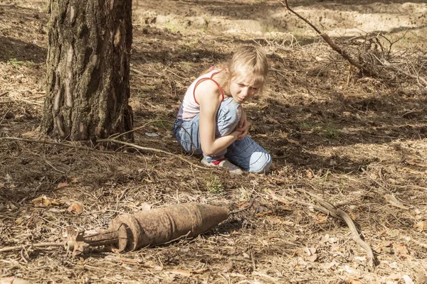 Child looks at the unexploded bomb — Stock Photo, Image