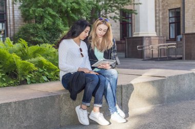 öğrenciler tabletüzerinde okuyor