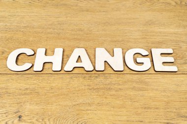 Ahşap bir masada kelime değişikliği