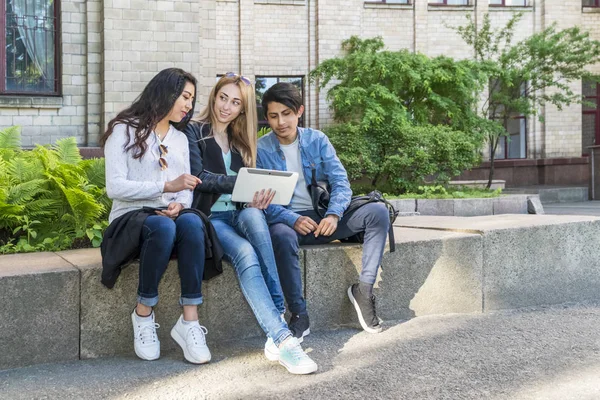 Skupina studentů s tabletem — Stock fotografie