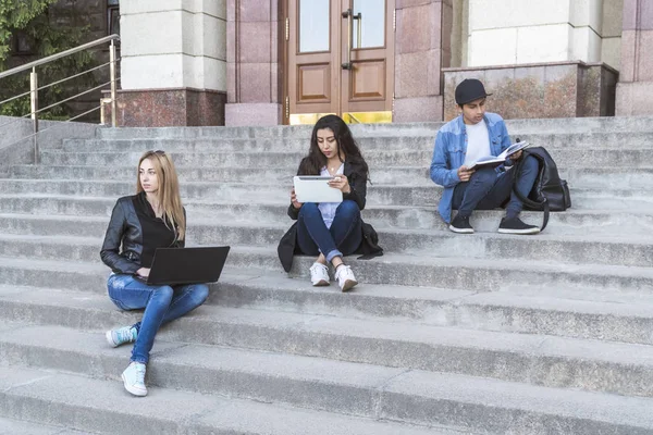 Studenti se učí při sezení na schodech — Stock fotografie